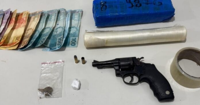 homem-e-flagrado-com-arma-e-drogas-no-sudoeste-da-bahia