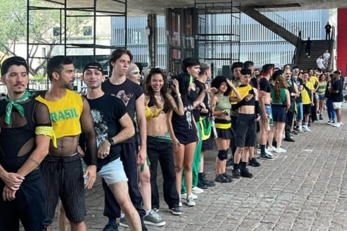video:-fa-clube-de-lady-gaga-realiza-flash-mob-na-avenida-paulista