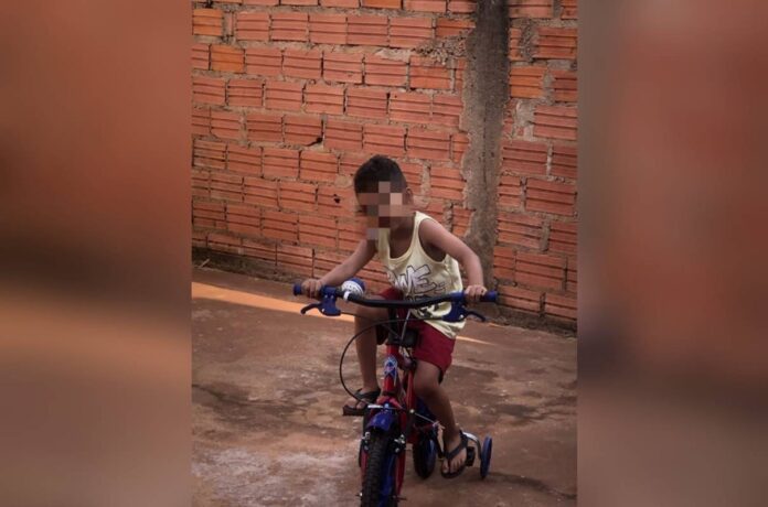 menino-autista-e-resgatado-apos-se-perder-em-plantacao-de-milho-em-go