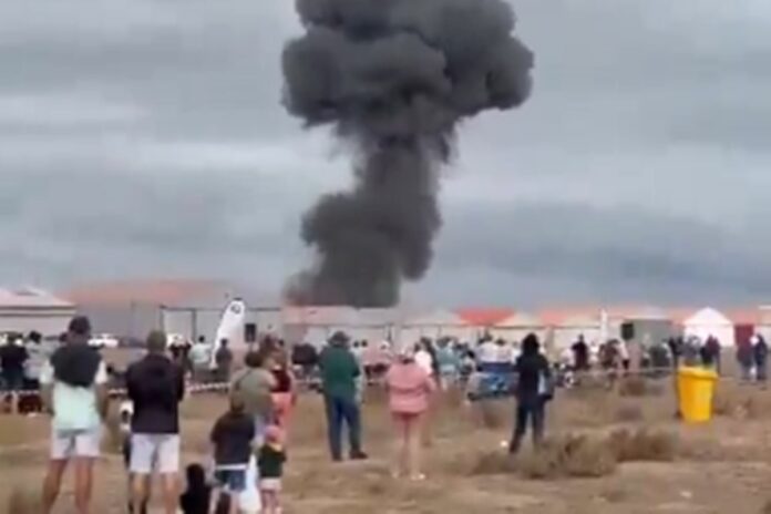 africa-do-sul:-acidente-de-aviao-durante-show-aereo-mata-piloto.-video