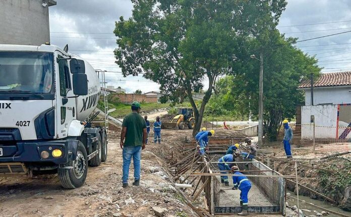 prefeitura-de-teixeira-de-freitas-realiza-obra-de-drenagem-no-bairro-eixo-sul
