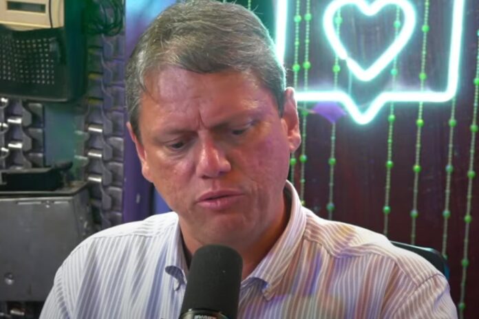 tarcisio-diz-respeitar-stf,-mas-esta-com-bolsonaro-“ate-debaixo-d’agua”
