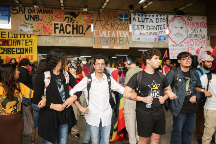 apos-expulsao-de-youtuber,-unb-tem-confronto-entre-grupos-de-esquerda-e-direita