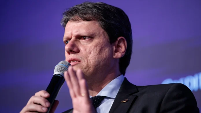 com-bolsonaro,-tarcisio-fala-sobre-elogio-a-urnas-e-nega-que-esteja-recebendo-‘o-bastao’-para-2026