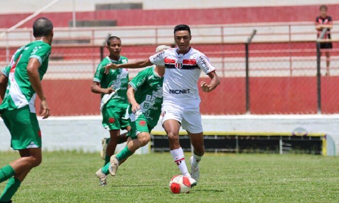 jogador-do-bragantino-deixa-uti-e-respira-de-forma-espontanea