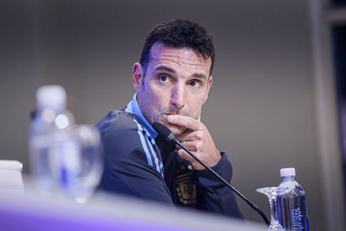 scaloni-mantem-tom-diplomatico-sobre-classico-e-minimiza-racismo:-‘esta-fora-da-nossa-cabeca’
