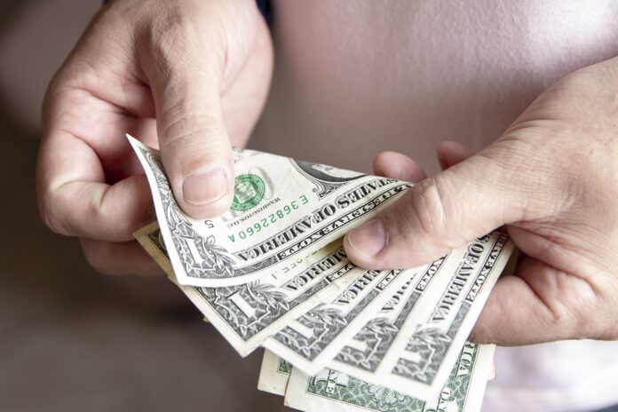 dolar-fecha-em-r$-5,70-com-dados-fracos-dos-eua-e-tom-duro-da-ata-do-copom