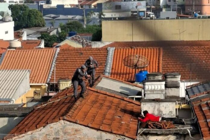 ladrao-e-preso-ao-subir-em-telhado-e-se-esconder-em-caixa-d’agua.-veja