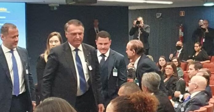 bolsonaro-e-deputados-chegam-ao-stf-para-acompanhar-julgamento-sobre-denuncia-do-golpe