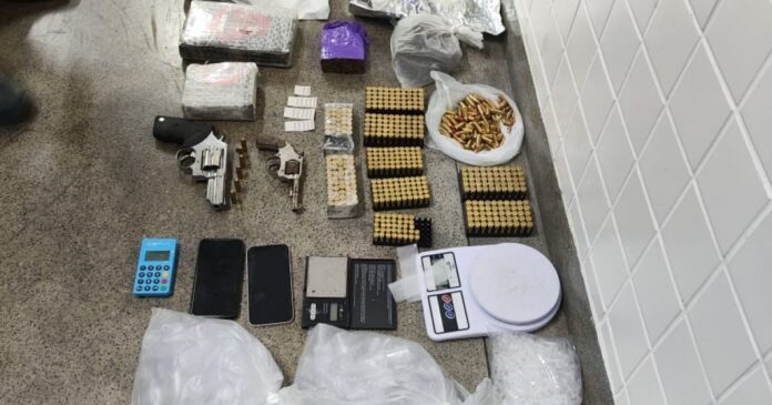 pm-prende-homem-com-arma,-mais-de-490-municoes-e-23-kg-de-drogas-em-feira-de-santana