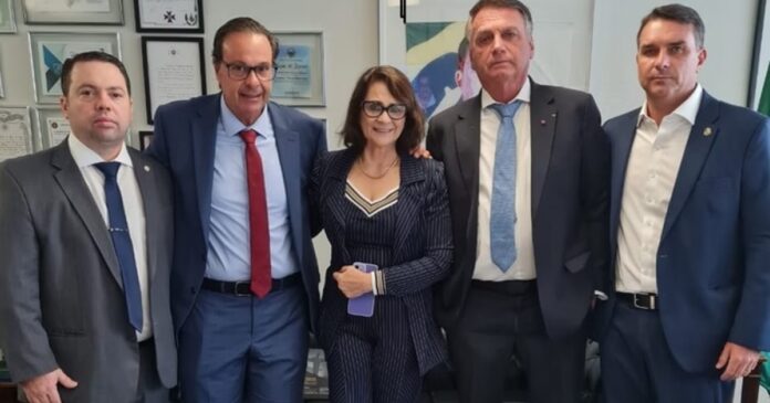 video:-bolsonaro-assiste-a-julgamento-no-gabinete-do-filho-com-aliados-e-oracao