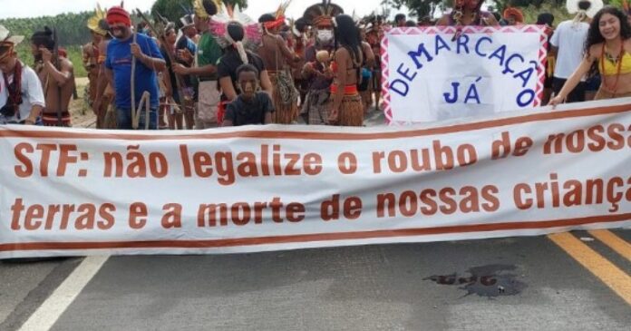grupo-fecha-rodovia-em-itamaraju-e-cobra-liberacao-de-presos-e-demarcacao-de-terras