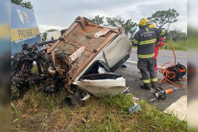motorista-morre-apos-caminhonete-bater-em-carro-forte-e-capotar