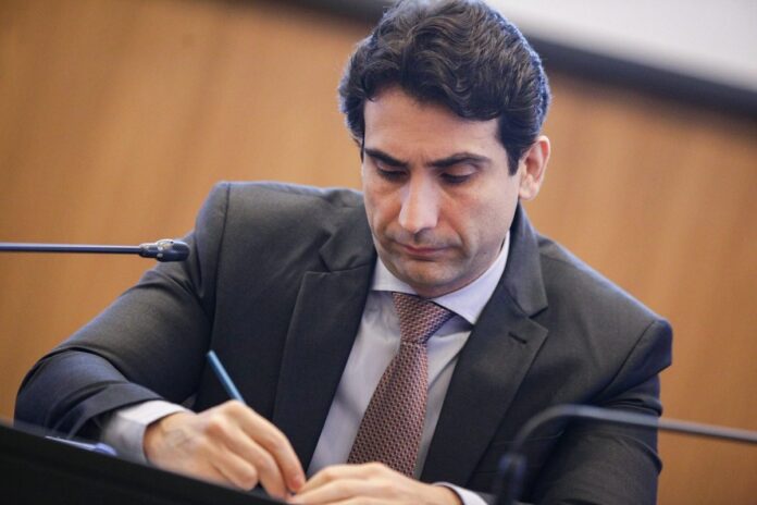 galipolo-elogia-sidonio-e-minimiza-jantares-com-politicos-e-artistas