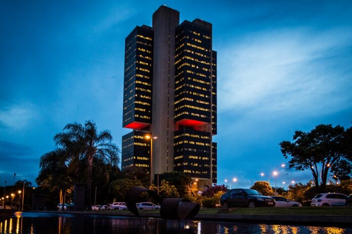 banco-central-eleva-projecao-de-inflacao-e-risco-de-estouro-da-meta-em-2025
