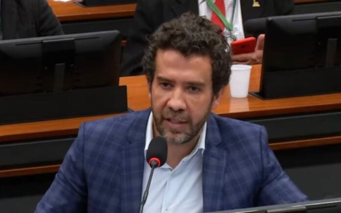 janones-propoe-homenagem-a-musico-de-marcha-funebre-para-bolsonaro