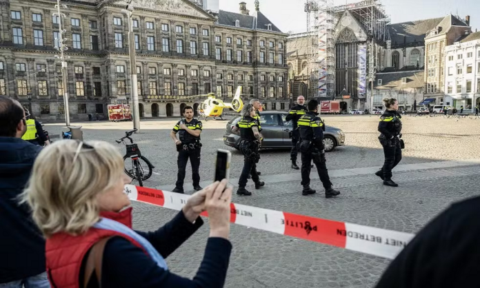 ataque-com-faca-deixa-4-feridos-em-amsterda;-suspeito-e-preso