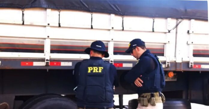 carreta-e-flagrada-pela-prf-trafegando-com-pneus-“no-arame”-em-feira-de-santana