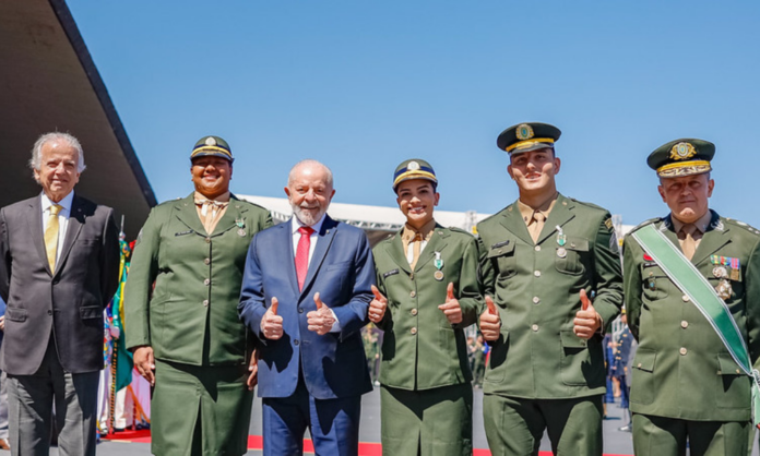 lula-assina-reajuste-e-aumenta-em-9%-salario-dos-militares-das-forcas-armadas