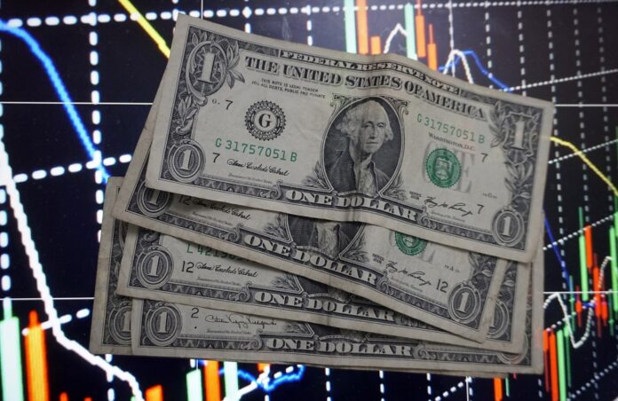 dolar-tem-alta-de-0,15%-e-fecha-sexta-feira-cotado-a-r$-5,76 