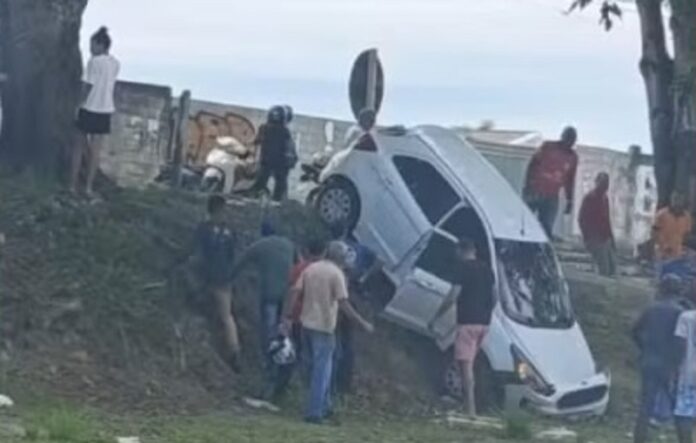 homem-e-morto-a-tiros-dentro-de-carro-em-eunapolis