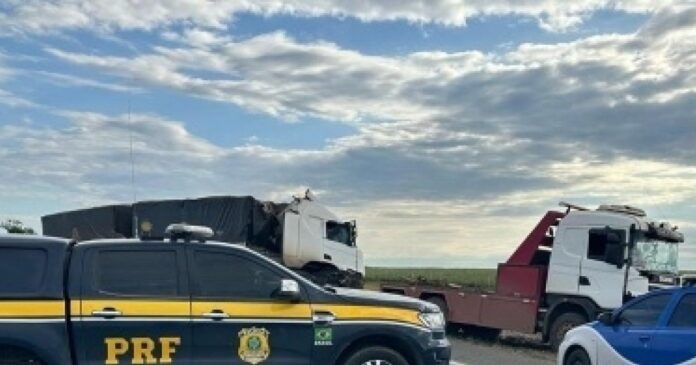 colisao-entre-carretas-deixa-motorista-morto-em-sao-desiderio