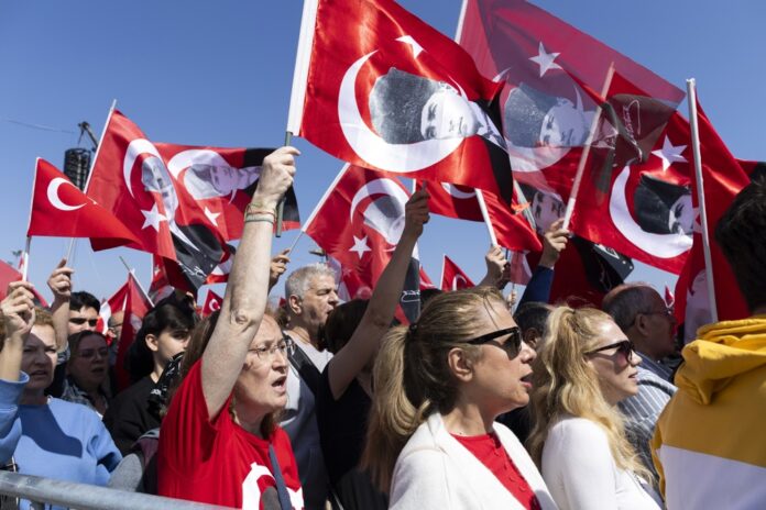 multidao-vai-as-ruas-em-istambul-para-pedir-libertacao-de-lider-da-oposicao-turca