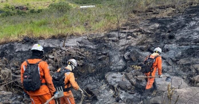 bombeiros-militares-e-brigadistas-voluntarios-controlam-incendio-na-regiao-do-pai-inacio