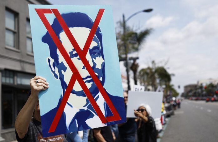 manifestantes-protestam-contra-elon-musk-em-concessionarias-da-tesla-nos-estados-unidos