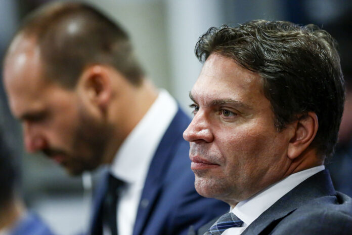 ramagem-cobra-ministerio-da-saude-sobre-contrato-com-empresas-chinesas