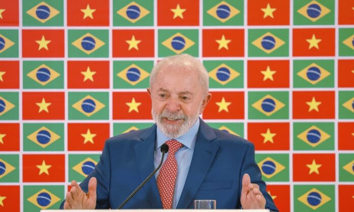 as-vesperas-de-‘tarifaco’,-lula-elogia-trump-e-cogita-ligar-para-o-presidente-americano