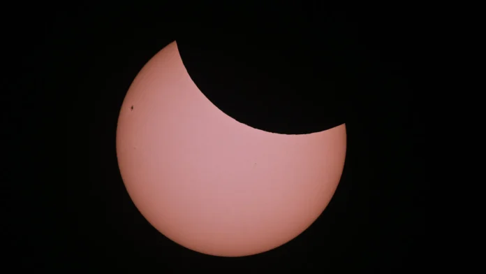 veja-imagens-do-eclipse-solar-parcial-que-aconteceu-neste-sabado