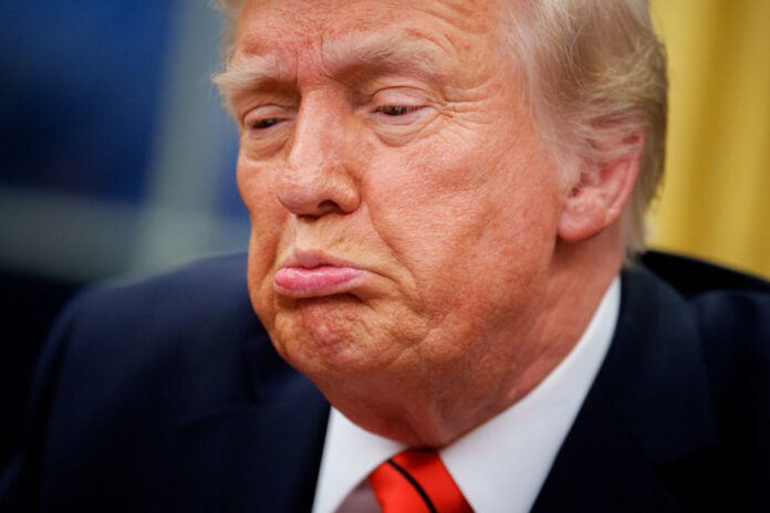 trump-se-diz-“muito-bravo”-com-putin-e-ameaca-impor-tarifas
