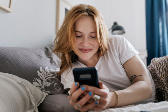 sindrome-do-pescoco-de-texto:-saiba-como-celular-pode-afetar-a-coluna