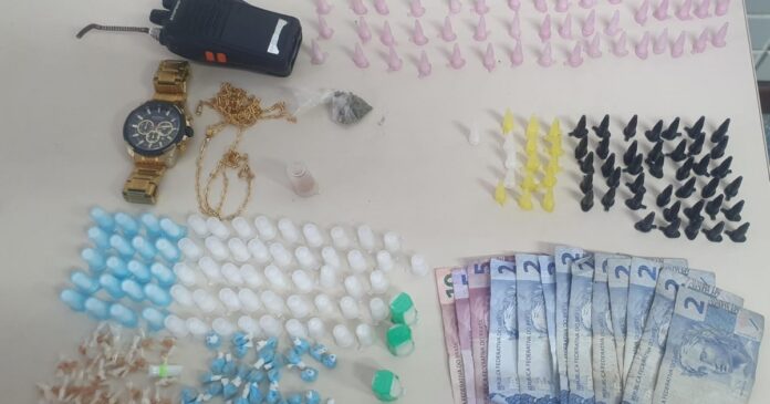 suspeito-de-trafico-e-preso-pela-policia-militar-em-piraja