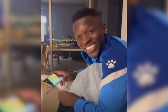 video:-luiz-henrique-e-flagrado-assistindo-jogo-do-botafogo