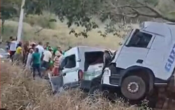 dez-pessoas-morrem-apos-batida-entre-van-e-carreta-na-bahia