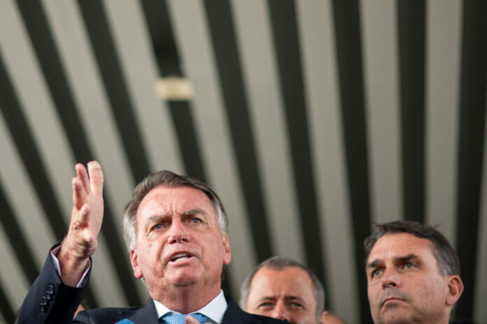bolsonaro-posta-em-frances-em-apoio-a-le-pen:-“vive-la-liberte”
