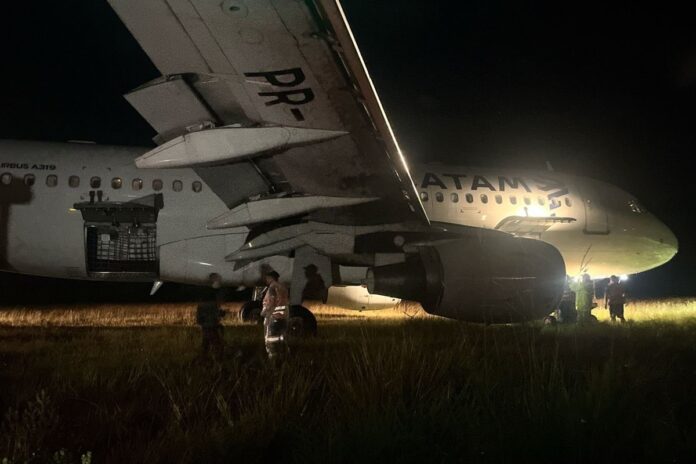video:-aviao-sai-da-pista-ao-pousar-em-chapeco-e-assusta-passageiros