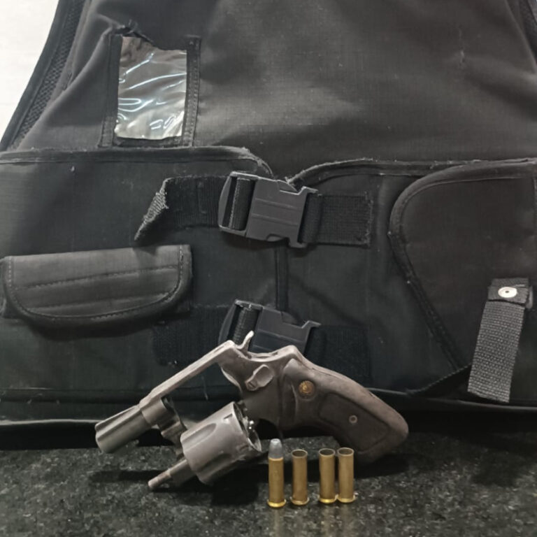 Policiais apreendem arma de fogo e colete balístico em Eunápolis