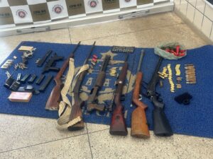Armas apreendidas em operacao das forcas policiais em areas de conflito de terras em Prado 3