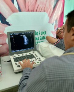 Doutor Joao Paulo Bahia realizando exames de ultrassonografia no Hospital Municipal Sao Bernardo de Alcobaca 2