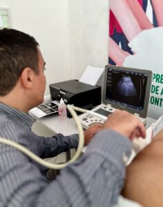 Doutor Joao Paulo Bahia realizando exames de ultrassonografia no Hospital Municipal Sao Bernardo de Alcobaca 3