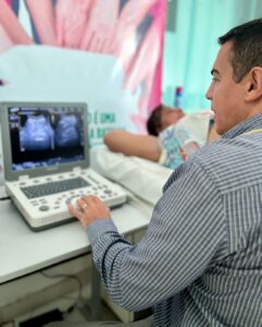 Doutor Joao Paulo Bahia realizando exames de ultrassonografia no Hospital Municipal Sao Bernardo de Alcobaca 4
