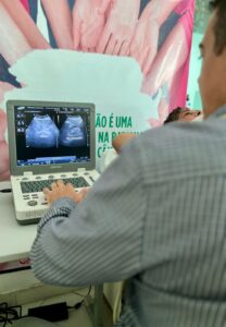 Doutor Joao Paulo Bahia realizando exames de ultrassonografia no Hospital Municipal Sao Bernardo de Alcobaca 5