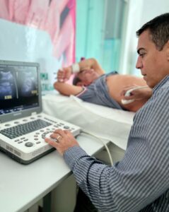 Doutor Joao Paulo Bahia realizando exames de ultrassonografia no Hospital Municipal Sao Bernardo de Alcobaca 6
