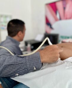 Doutor Joao Paulo Bahia realizando exames de ultrassonografia no Hospital Municipal Sao Bernardo de Alcobaca 7
