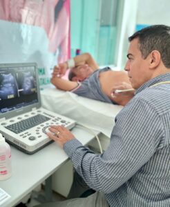 Doutor Joao Paulo Bahia realizando exames de ultrassonografia no Hospital Municipal Sao Bernardo de Alcobaca 8