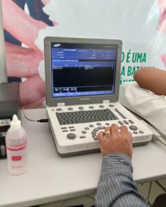 Doutor Joao Paulo Bahia realizando exames de ultrassonografia no Hospital Municipal Sao Bernardo de Alcobaca 9