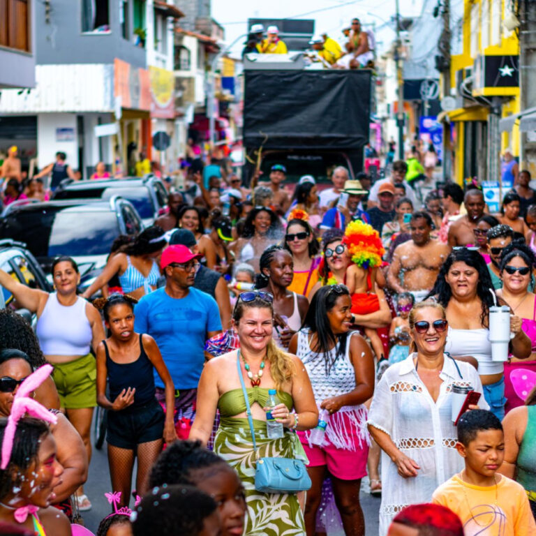 Uma multidão atrás do trio no primeiro arrastão do Carnaval de Alcobaça 2025